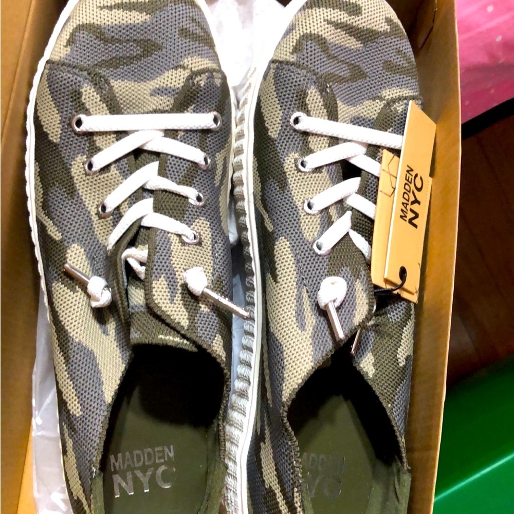 Cute camo shoes NWT